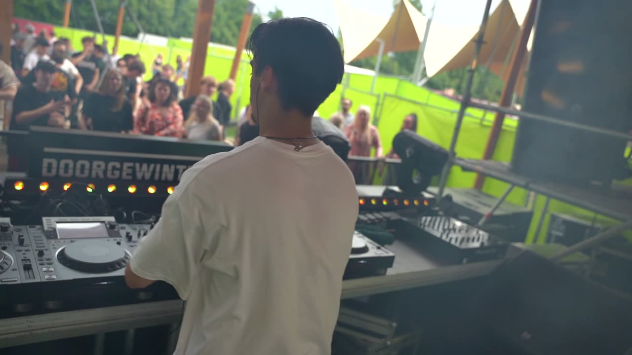 DJ van dichtbij overdag op Doorgewinterd