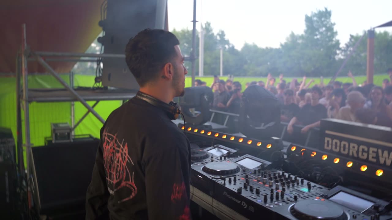 DJ van achteren met vol publiek op Doorgewinterd