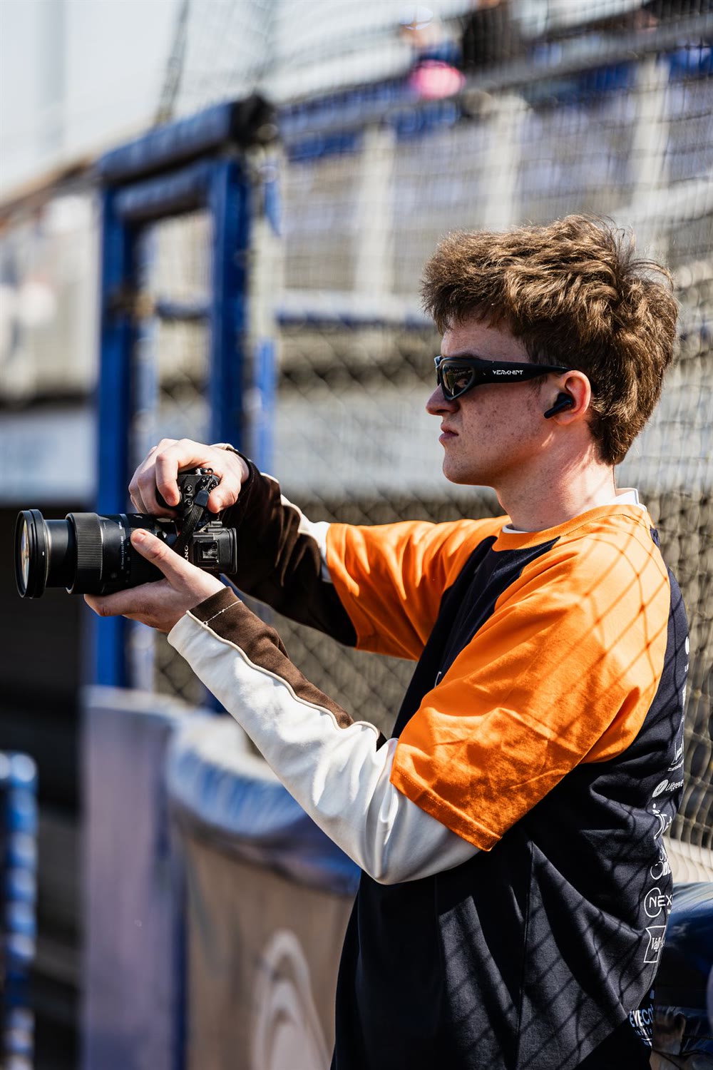 Wesley met zijn camera bij daglicht